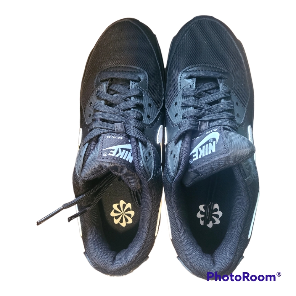 New Woman's 7 Nike Air MAX 90 shoes.